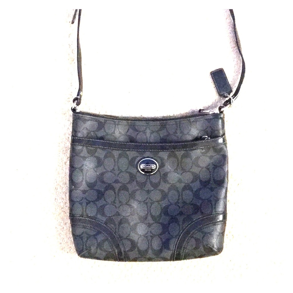 Authentic Coach purse with adjustable strap!